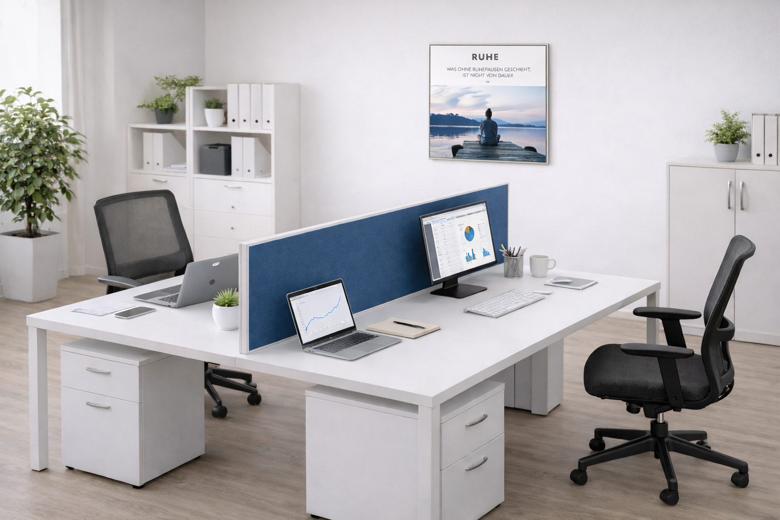 Akustisch wirksame Tischtrennwand und Motivationsbild für konzentriertes Arbeiten