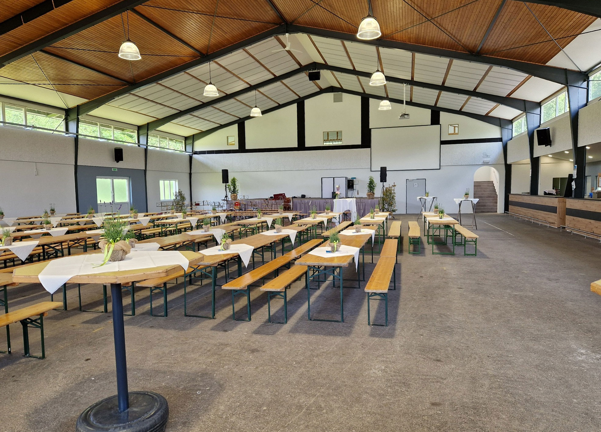 Plattenabsorber PREMIUM aus Basotect® – Akustiklösung für Mehrzweckhallen und Veranstaltungsräume